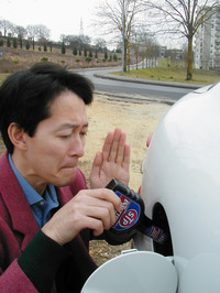 高い効果を念じながらディーゼル用添加剤を注入する。