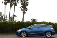 「低・短・ワイド」をコンセプトに、ワンモーションフォルムとされた「CR-Z」。低いルーフとそこに置かれる「シャークフィンアンテナ」、サイドのキャラクターラインなど、デザインには多くのこだわりが盛り込まれた。