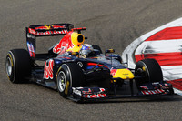 チャンピオンに死角あり。ベッテルはスタートでつまずき、ポールポジションから3位に脱落。これにより3ストップから2ストップに作戦を変え、タイヤをセーブする走行に切り替えたが、終盤ハミルトンの猛追に抵抗するも抑えきれず、連勝は2（昨年からは4）で止まった。無線のトラブルに加え、またもレース中にKERSが不調となったのも足かせとなった。（Photo=Red Bull Racing）