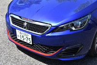 バンパー下部の赤いラインが目を引くフロントまわり。グリルのメッシュ部は、チェッカードフラッグをモチーフにデザインされている。