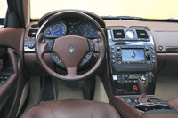 センターコンソールには最新型のHDDナビ一体式オーディオシステム（オプションでボーズ製マルチメディアシステムも選択可能）が備わる。メーターや時計のグラフィックも新しい。