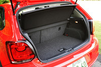 床下にはスペアタイヤの代わりに、パンク修理キットが搭載される。
