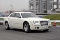 目玉の「300C 5.7 HEMI」。ストレートは最高80km/hに制限されるが、全長5mを超える巨大車のフル加速は圧巻。