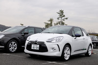 白と青の鮮やかなツートンカラーが特徴の特別仕様車「シトロエンDS3ウルトラマリン」。1.6リッター、4ATの「シック」が40台、1.6リッターターボ、6MTの「スポーツシック」が60台の限定で販売されている。