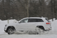 ジープ・グランドチェロキー ラレード
    