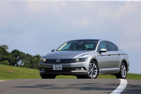 続いてセダンの「パサートTSIハイライン」に試乗。新型ではセダン、ワゴンとも、ベーシックな方から「トレンドライン」「コンフォートライン」「ハイライン」「Rライン」の計4ライン展開となる。