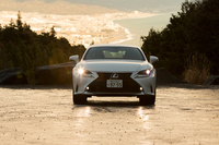 今日のレクサス車のアイコンとなっている「スピンドルグリル」。「Fスポーツ
    