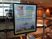 ウィンザーのバスターミナルで。「トンネル往復バスチケット付きデトロイトショー入場券」の広告が。