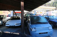 看板は残っているものの、かつての展示用建屋の下には、すでにダイハツ車の姿はない。代わりに、日本で「マツダ・ファミリアアスティナ」として売られた「マツダ323」や、フランス製軽便車「ミクロカー」などが置かれている。