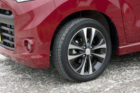 ターボモデルには、自然吸気モデルより1インチ大きな15インチアルミホイール（写真）が与えられる。