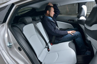 身長180cmの筆者が後席に腰かけたところ。頭上には、こぶし一つ分のスペースが残される。