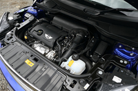 同じ「クーパー」の4WD車でも、AT仕様には最高出力122ps/4600rpm、最大トルク19.4kgm/1350-4600rpmのターボエンジンが搭載される。なお、MT仕様にはFF車と同じスペックの自然吸気エンジンが搭載される。
    