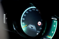 カラー液晶メーターパネル。テーマカラーは3タイプが用意される。