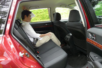 172cmのリポーターが座っても、余裕たっぷりなリアシート。頭上もかなりスペースがある。