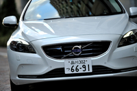 世界の強豪モデルがひしめきあう“Cセグメント”に属する「V40」。それゆえボルボは、特にアグレッシブなエクステリアデザインを与えたという。