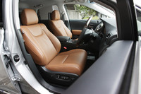 写真のインテリアカラー「サドルタン」は、今回のマイナーチェンジで設定された新色。セミアニリン本革シートは、ベンチレーション機能とヒーターを備える。