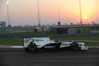 BMWザウバーは、ニック・ハイドフェルド（写真）の5位入賞でコンストラクターズランキング6位に躍進し、有終の美を飾った。2008年カナダGPで悲願の初優勝を遂げたのも今は昔。シーズン序盤からの苦戦が災いし、ミュンヘンの取締役会は今季終了後に撤退する決断を下した。なおチームは新オーナーのもと、来季出場に向けて準備を進めているが、既に来季グリッドは規定数に達しており、まだ先行きは見えない。（写真＝BMW）