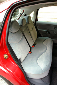 後席は中央にも、ヘッドレストと3点式シートベルトが備わる。前席デュアルモード＆サイド、カーテンエアバッグは標準装備
	 