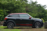 サイドビュー。片側1枚のドアと、後方に向かって下がるルーフラインが、兄弟車の5ドアモデル「MINIクロスオーバー」との大きな違い。
    