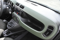 インパネの助手席側にはくぼみが設けられており、ちょっとしたものが置けるようになっている。このコンセプトは初代「パンダ」からの伝統。