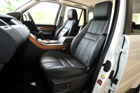 シフトパドルのほか、コールドクライメイト・パック（フロント＆リアシートヒーターおよびヒーテッド・フロントウィンドウ・スクリーン＆ウオッシャー）、パークディスタンス・コントロール（フロント）が特別装備として与えられる。