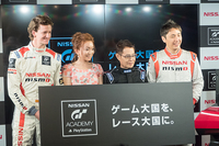 左からルーカス・オルドネス選手、加藤綾菜さん、加藤茶さん、松田次生選手。