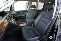 一部グレードで、センターコンソールのかわりに、エリシオンと同じ「ウォークスルー＆折りたたみテーブル」が選べる。