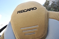 レカロ製スポーツシートのヘッドレスト。RECAROのロゴが特別感を演出する。