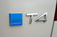 エンジンのチューニングプログラムである「ポールスター・パフォーマンス・パッケージ」は20万円のオプション。リアエンドにバッジが付く。