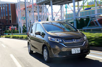 市街地を行く「フリード ハイブリッドG Honda SENSING」の4WD車。ハイブリッドシステムを構成する部品のコンパクト化が、ハイブリッド4WD車の設定を可能にした。