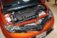 1.8リッターの「2ZR-FAE」ユニット。吸排気の可変バルブタイミング機構「Dual VVT-i」を備える。