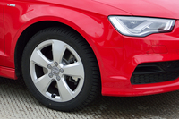 冬季の試乗だったため、テスト車には205/55R17サイズのウインタータイヤが装着されていた。なお、本来の「Sライン」のタイヤサイズは225/40R18である。