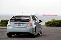 従来型に比べて、トレッドをフロントで20mm、リアで40mm広げた。これが、コーナリング時のしっかり感が増した理由のひとつ。フロントがマクファーソン・ストラット、リアがトーションビームという、小型FF車の定番ともいうべきサスペンション形式は、従来型と同じ。