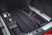 荷室の床下には、取り外したトノカバーを写真のように収納できる。