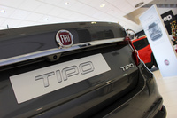 「フィアット・ティーポ オープニングエディションプラス」には、リアビューカメラも装備。
	 