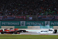 予選5位のスタートから一気に上位を目指したのか、フェラーリのベッテルはオーバースピード気味にターン1に侵入。当たったロズベルグ（写真右）はスピン、最後尾まで順位を落とした。この時「すべては終わった」と思ったというロズベルグだったが、その後挽回し、終盤にはコース上でキミ・ライコネンから4位の座を奪った。そして宿敵ルイス・ハミルトンがエンジンブローでリタイアすると3位表彰台が転がり込んできた。ハミルトンとのタイトル争いでは、23点のアドバンテージを得ることができた。（Photo=Red Bull Racing）