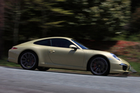 先代モデルに比べ、フラットで伸びやかなスタイリングが与えられた、991型の「911カレラS」。空力性能を示すCd値は0.29となっている。
    