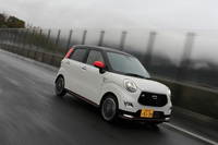 専用チューニングのサスペンションや16インチホイール、165/50R16サイズのタイヤが装着されるのはFF車のみ。4WD車の足まわりは「スタイル」と共通となる。