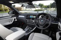 センターコンソールがわずかにドライバー側を向くインテリア。ほかのBMW車にも見られるデザイン上のこだわりだ。
    