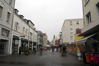 駅から伸びるリュッセルスハイムの商店街。当世人気の格安衣料品店「キック」こそ進出しているものの、空き店舗が散見されるところからして、以前はもっと活気があったのだろう。