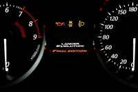 メーター間に位置するマルチインフォメーションディスプレイのオープニング画面で“Final Edition”と表示される。