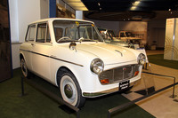 「スズライトTL」のテールゲートを独立したトランクに改めるなどして乗用車とした「スズライト・フロンテTLA」（1962年）。「フロンテ」は「フロンティアスピリット」に、「FF」（前輪駆動）の意味をも込めた造語である。