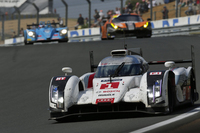 No.1 アウディR18 e-tron クワトロ。レース終盤、ライバルの相次ぐトラブルによりトップに躍り出るも、最終的には2位でフィニッシュした。
    