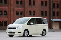 車体は、長さ、幅ともに5ナンバー枠ぎりぎりまで拡げられた。