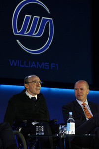 会場には、ウィリアムズF1会長のフランク・ウィリアムズ氏の姿も。（写真左）