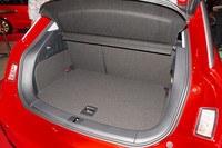 トランクルームは270リッターの容量。リアシートは分割可倒式となっており、ワンタッチで荷室を拡大することができる。