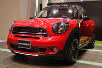 ガソリン車とディーゼル車の価格差は、「クーパー」同士を比べた場合で20万円。エコカー減税を考慮すると、その差は5万円にまで縮まる。インポーターによれば、「燃費と燃料代を考慮すると、1万5000km走行すれば、5万円の差額も相殺される計算になる」とのこと。