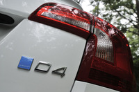 「ポールスター・パフォーマンス・パッケージ」装着車であることを示す“パーツ”は、外装だけでなく内装も含め、リアエンドに貼られたこの「POLESTAR」エンブレムしかない。パッケージはD4エンジンを搭載する「V40」シリーズと「S60」「V60」「XC60」に対応している。