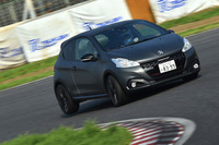 筑波を攻める「208GTi by PEUGEOT SPORT」。トルセンLSDが標準で備わる。