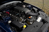 SOHC3バルブの4.6リッターV8ユニット。エンジンブロックとシングルカムヘッドがアルミ製、カムカバーはマグネシウム。左側ヘッドランプの後方から温度の低い外気を取り入れるコールド・エア・インダクションという機構を新たに採用することでパワーアップ。従来型＋15psの319psを発生する。